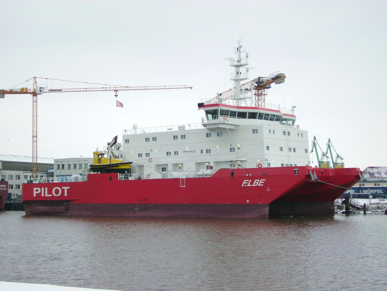Lotsenstationsschiff Elbe in SWATH-Bauweise im Hafen
